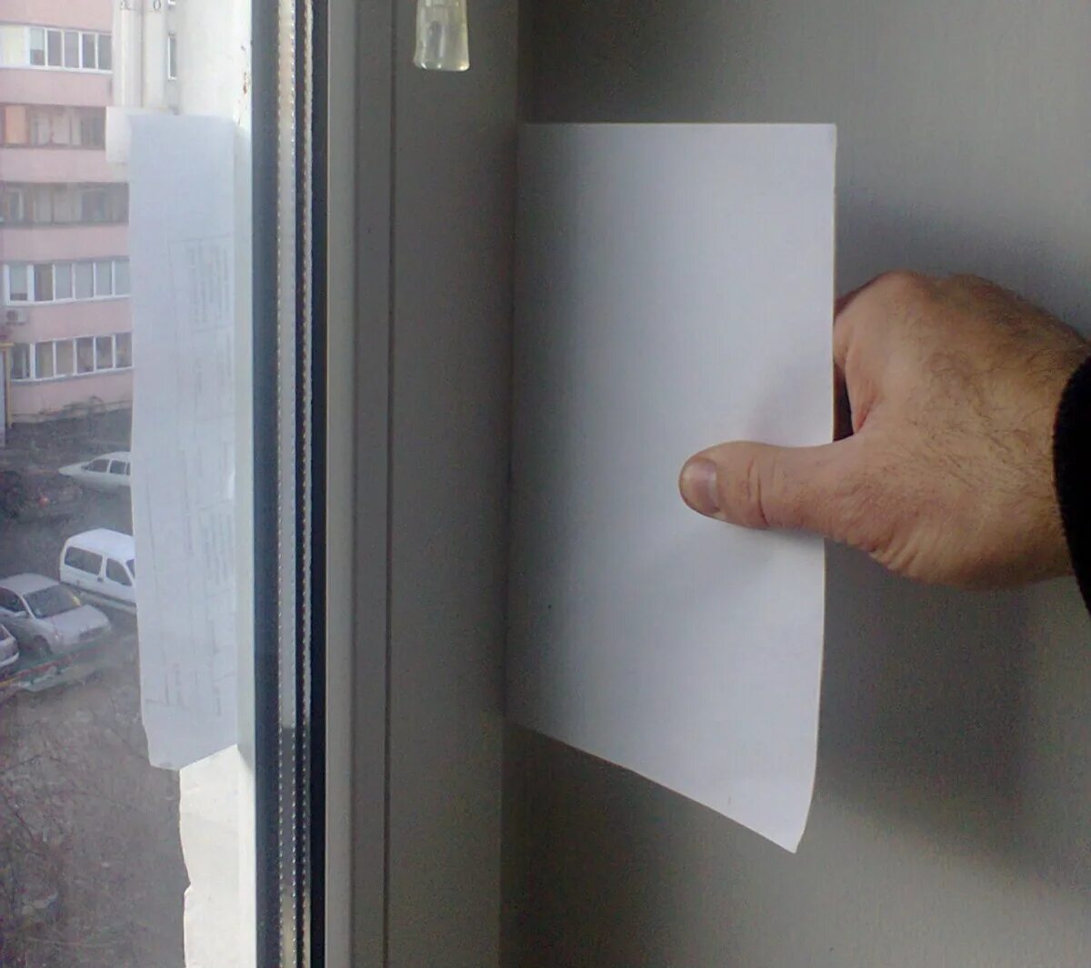 Продувают откосы пластиковых окон. Щели в пластиковых окнах. дует из пластикового окна. продувание пластиковых окон. щель между стеклопакетом и рамой.