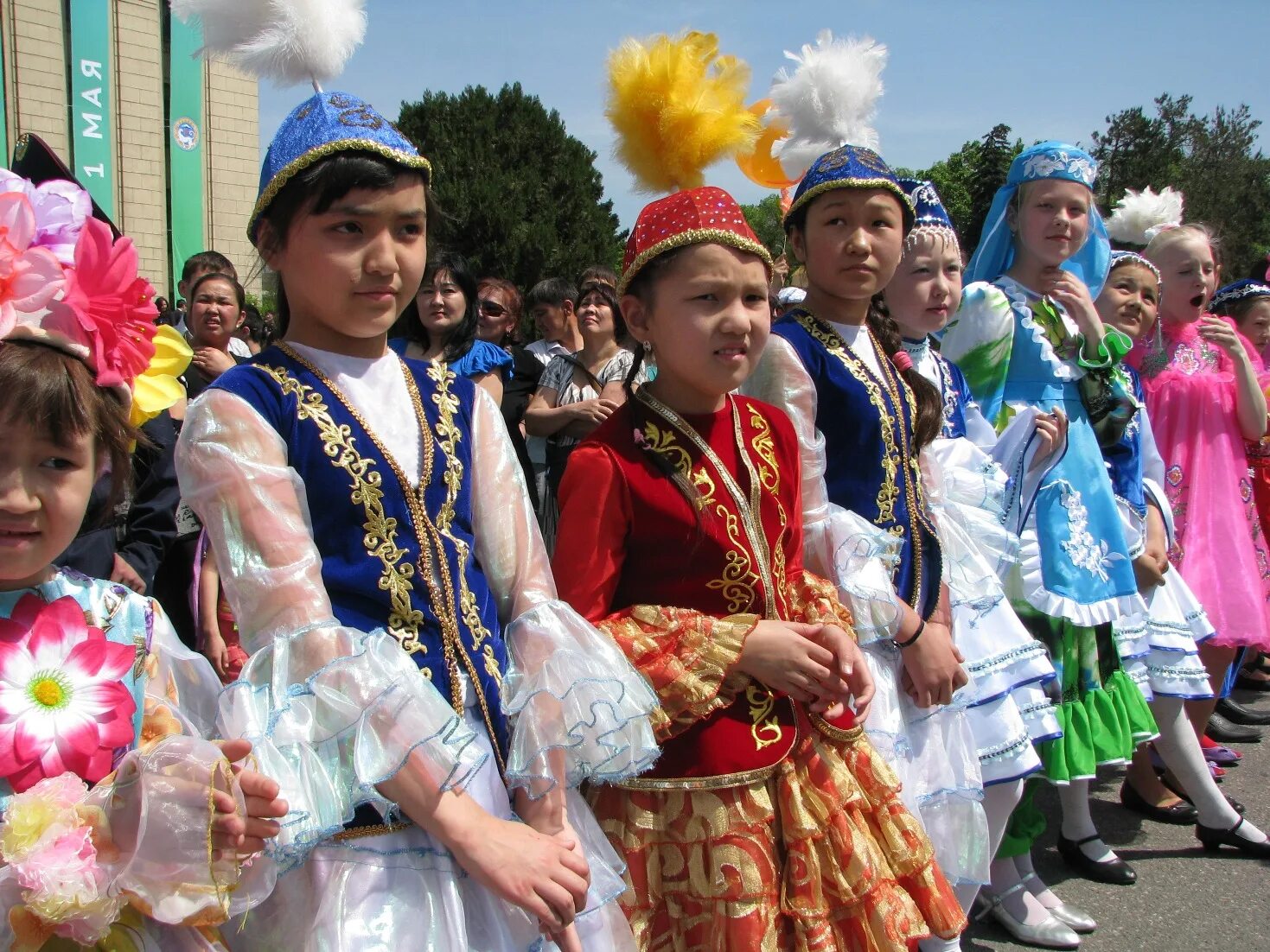 Kazakh traditional. Национальная одежда Казахстана. Национальный костюм казахов. Дети в национальной казакой одежде. Казахская Национальная одежда.