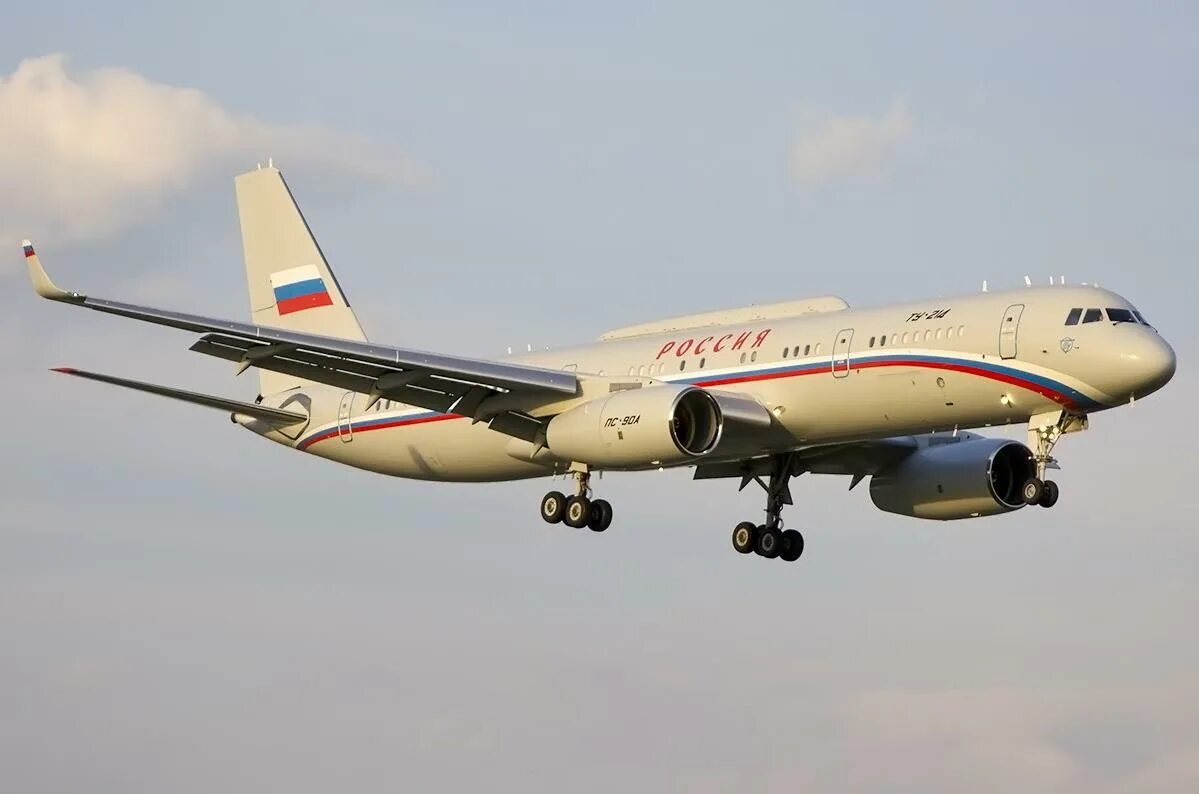 Сколько ту 214. Ту 214 самолет. Ту 214 ретранслятор. Tupolev tu-214sr. Ту-214 шасси.