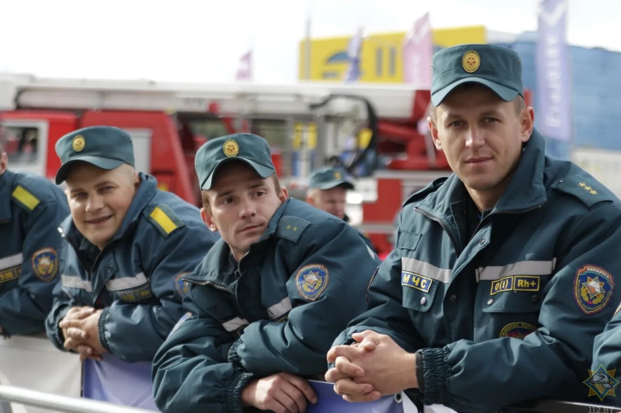 Форма водителя пожарного автомобиля. Водитель мчс вектор. Водитель мчс. Форма радиотелефониста мчс. Спасатель водитель.