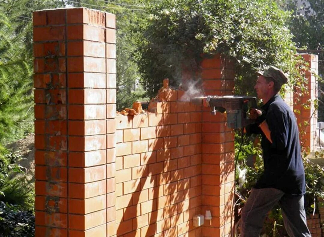 старый металлический забор. забор для демонтируемых. старый деревянный забор. забор для демонтируемых. заросший забор.