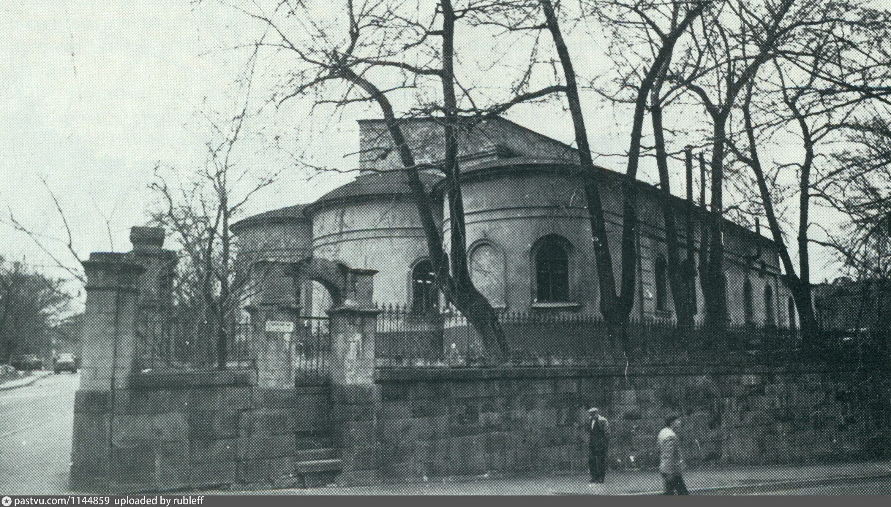 Пер го. Храм воздвижения креста господня тружеников переулок. крестовоздвиженская церковь на плющихе. 2-вражский переулок крестовоздвиженский храм. москва церковь воздвижения на плющихе 19 век.