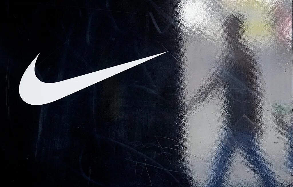 Как называется логотип найк. Компания найк. nike бренд. реклама фирмы найк. найк постер.