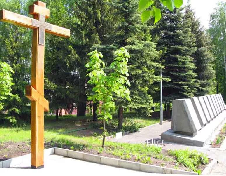 Крест мученика. Крест мощевик никита бесогон. Холм славы кузнецк. Килевидный крест 16 век распятие. Крест элеоноры.