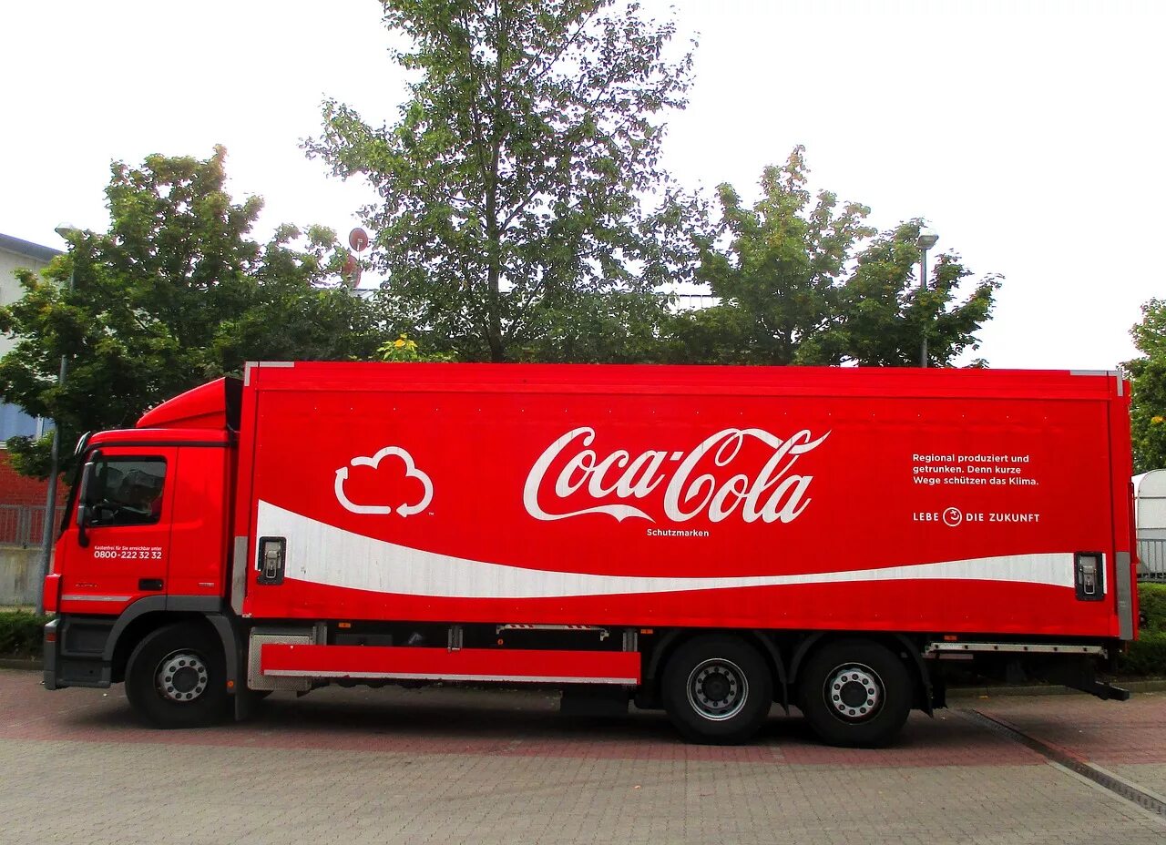 Машина coca cola. Фура кока кола. Автомобили кока колы. Грузовик volvo coca cola. Зил 157 кока кола.