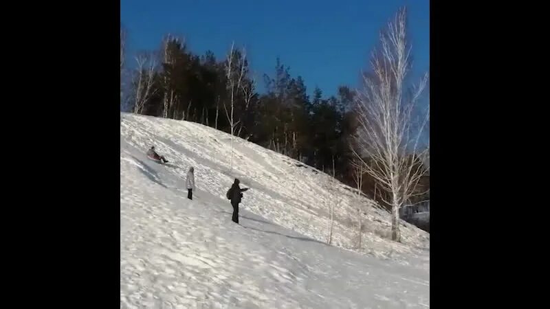 Надо мною мужики катиться с щеки