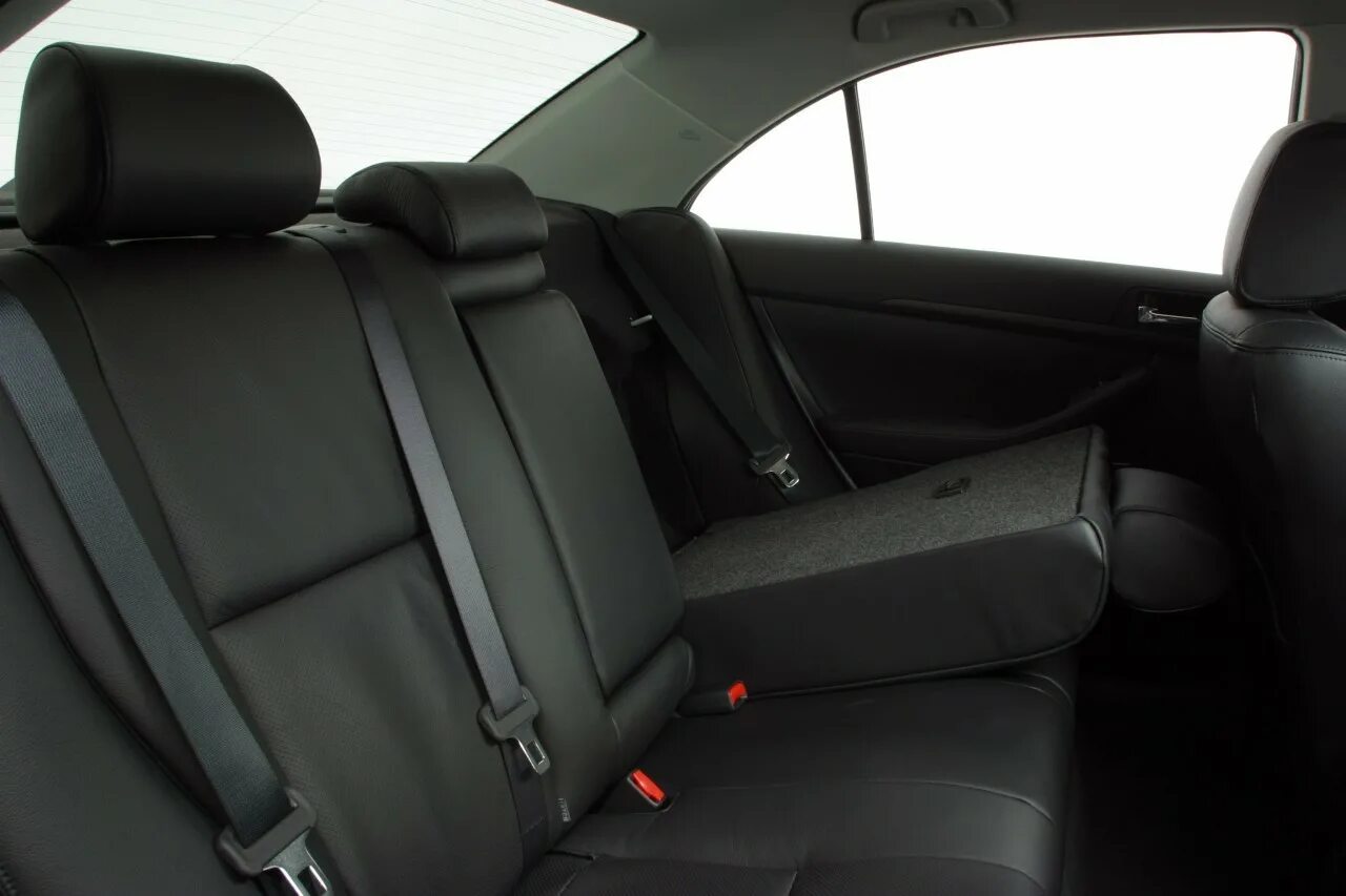 Toyota corolla verso 2008 салон. Авенсис 2005 задний ряд сидений. Сиденья авенсис т250. Заднее сидение тойота авенсис. Салон авенсис т250.