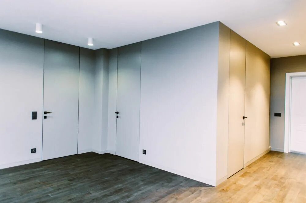 Двери инвизибл и плинтус. Двери инвизибл волховец. Открытая дверь. Стык для двери инвизибл. Двери софья межкомнатные инвизибл.