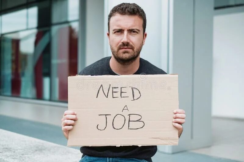 Парень ищет работу. Скучный человек. Человек на диване. Безработица. Безработный парень.