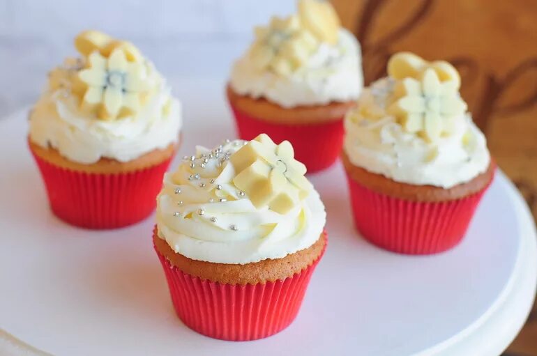 шоколадный крем для капкейков который держит форму. капкейки с сырным кремом. крем для шапочек капкейков устойчивый. красивые кексики с кремом. капкейк с кремом чиз.