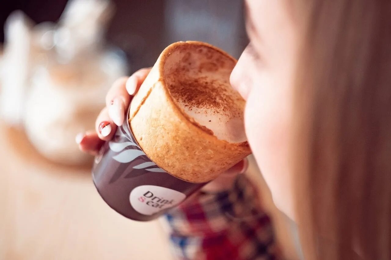 Кофе в съедобном стаканчике. Кофе в съедобном стаканчике. Кофе в съедобном стаканчике. Вафельный стаканчик для кофе. Стаканчик кофе.