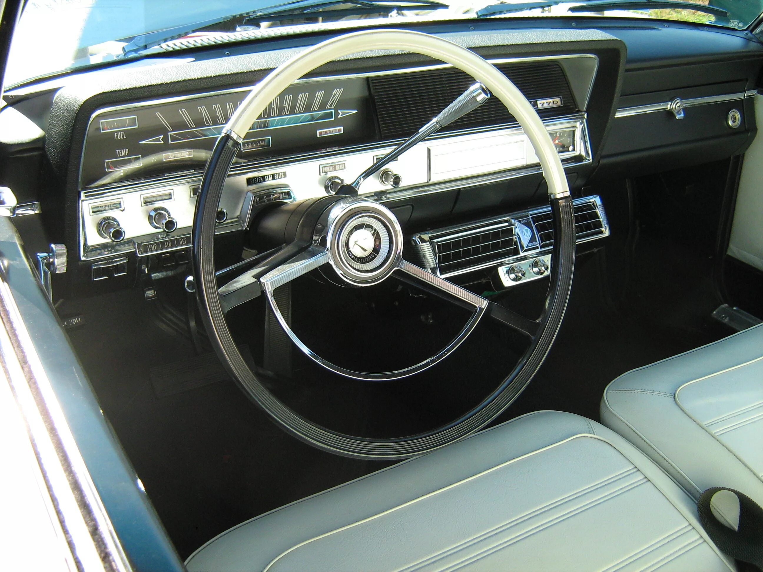 Peugeot 204 1965 Interior. Рули американских машин. Руль старых авто. Автомобили с коробкой автомат на руле. Первая машина на автомате