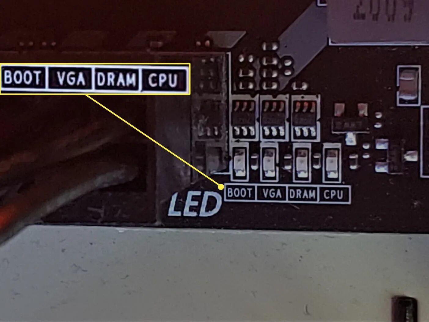 На плате горит boot. Led индикаторы на материнской плате. красный индикатор на материнской плате. светодиоды на материнской плате. горит красная лампочка на материнской плате.