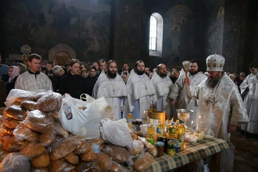 Во сколько поминки. Поминальный стол в церкви. Поминальный стол в храме продукты. Продукты на помин в Церковь. Стол на поминки в церкви.