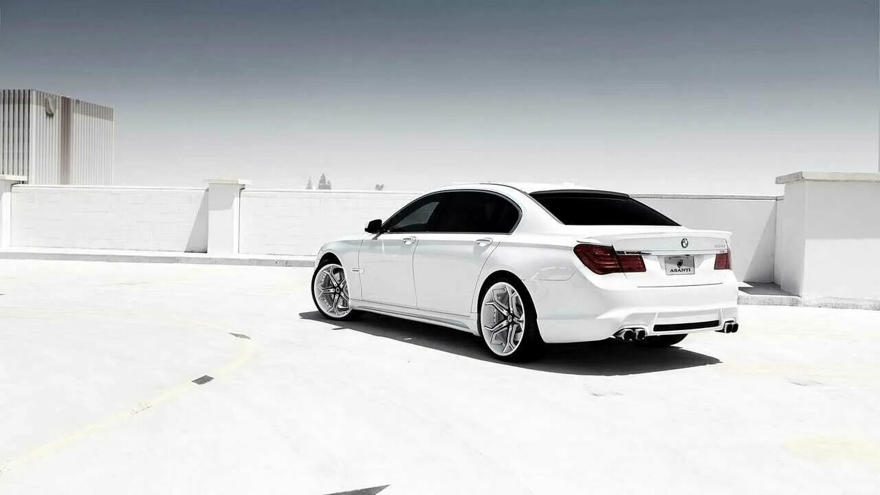 White machine. BMW f10 белая. BMW 750li Drift. Обои БМВ 750 li. BMW f10 белая с черной крышей.