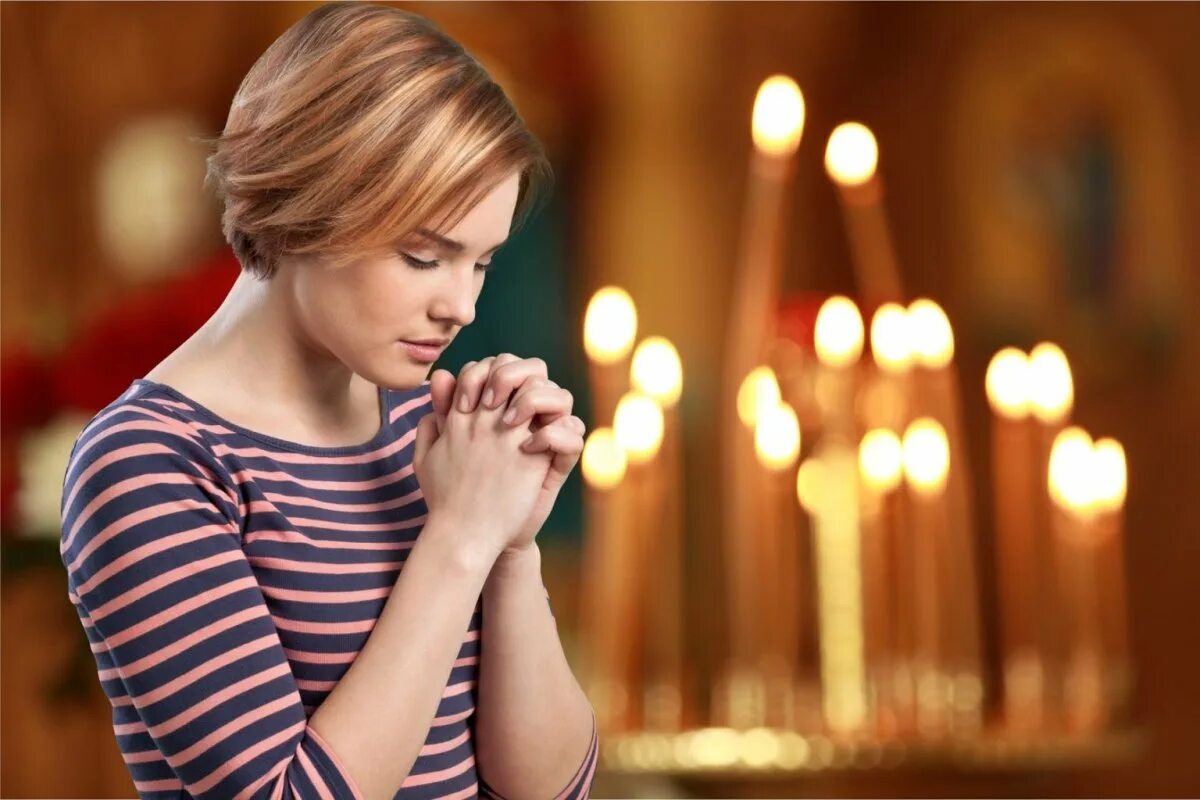 Молюсь и верю. Девушка молится. Человек молится. Девушка в молитве. Молящая девушка.