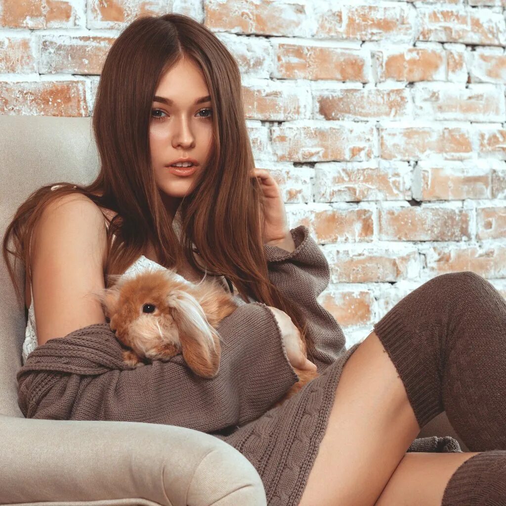 Brunette bunny. Женщина с заячьими ушам. Brunette bunny. Фотосессия с кроликом. Фотосессия девушки дома.