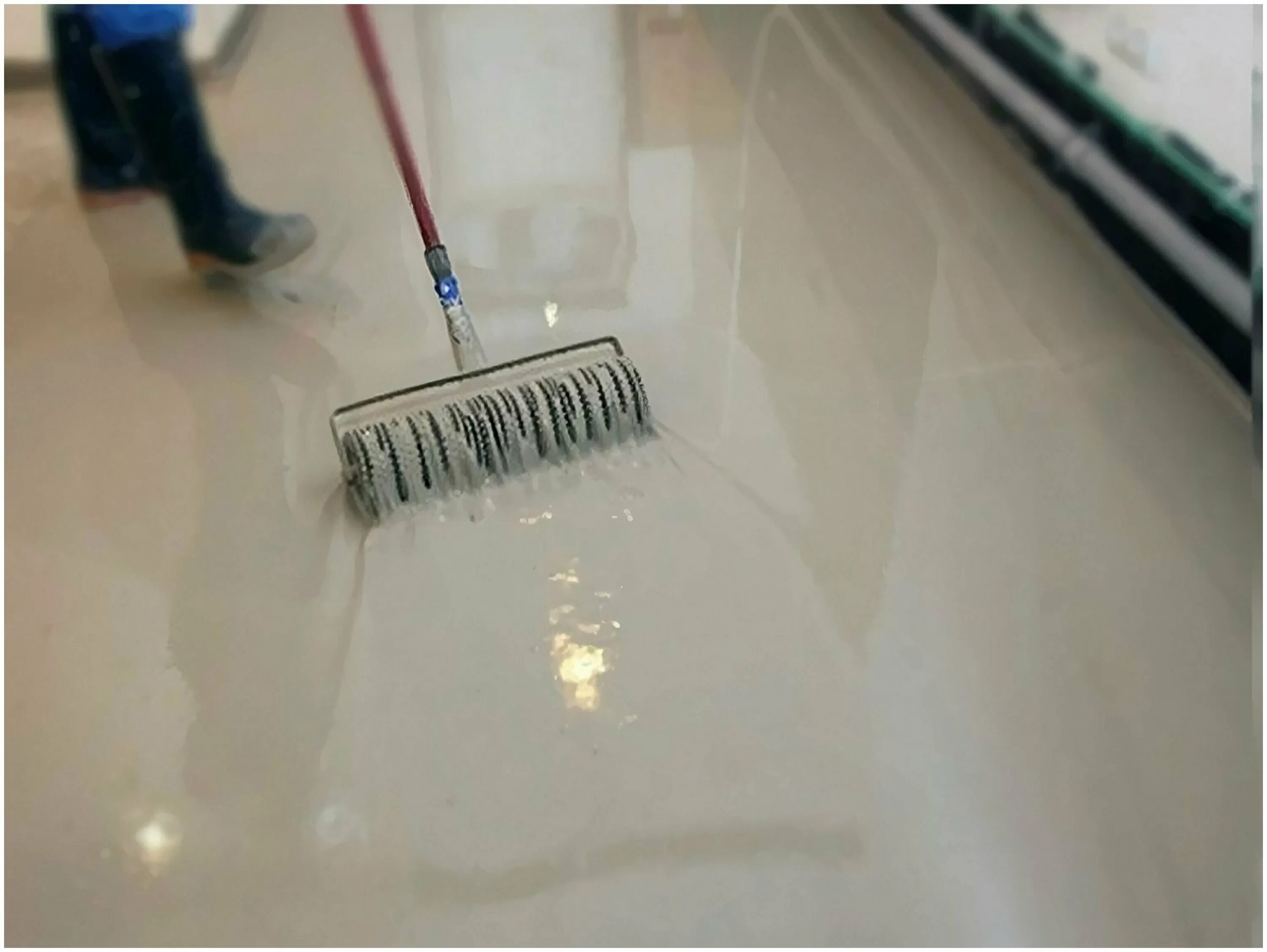 бетонная стяжка пола. самовыравнивающийся наливной пол. пол наливной 3д самовыравнивающийся. самовыравнивающийся наливной пол. как заливают полы в квартире наливным полом.