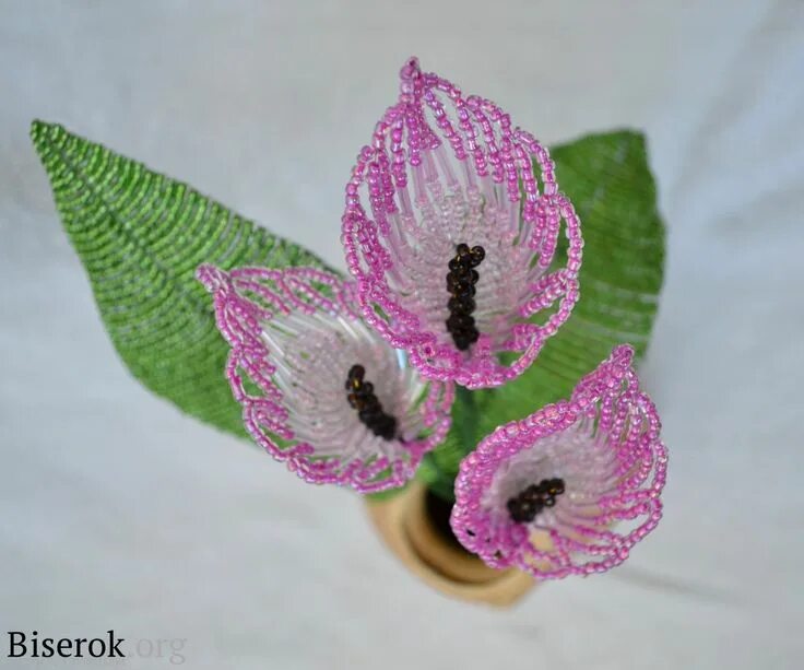 Цветы из бисера техника. Бисерные цветы Елены Авраменко Калы. Плетение бисером цветы. Каллы из бисера. Цветы из бисера МК.