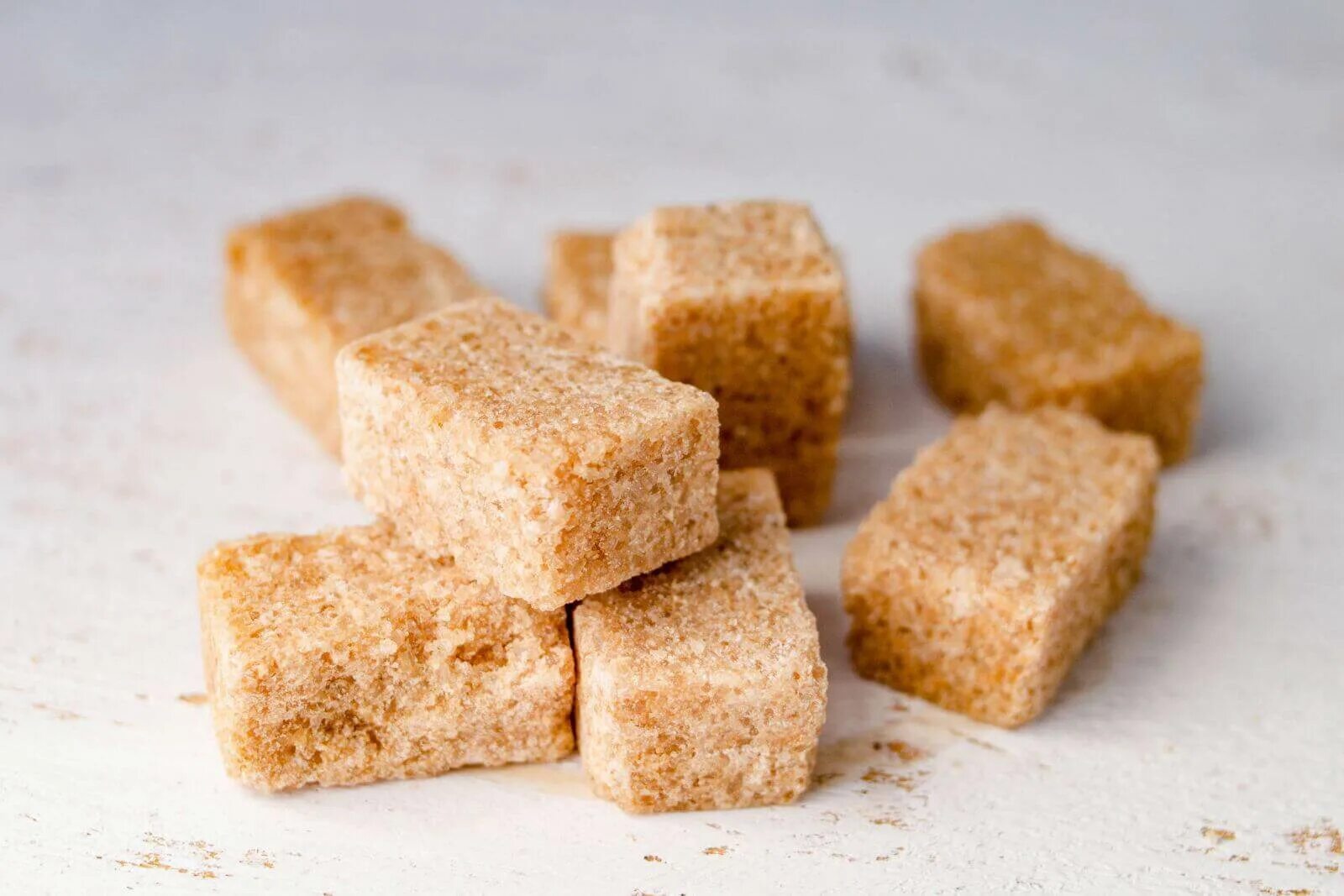Сахар сырец купить. Сахар-Сырец тростниковый. Тростниковый сахар Brown Sugar. Сахар-Сырец тростниковый 100%. Кубики коричневого сахара.