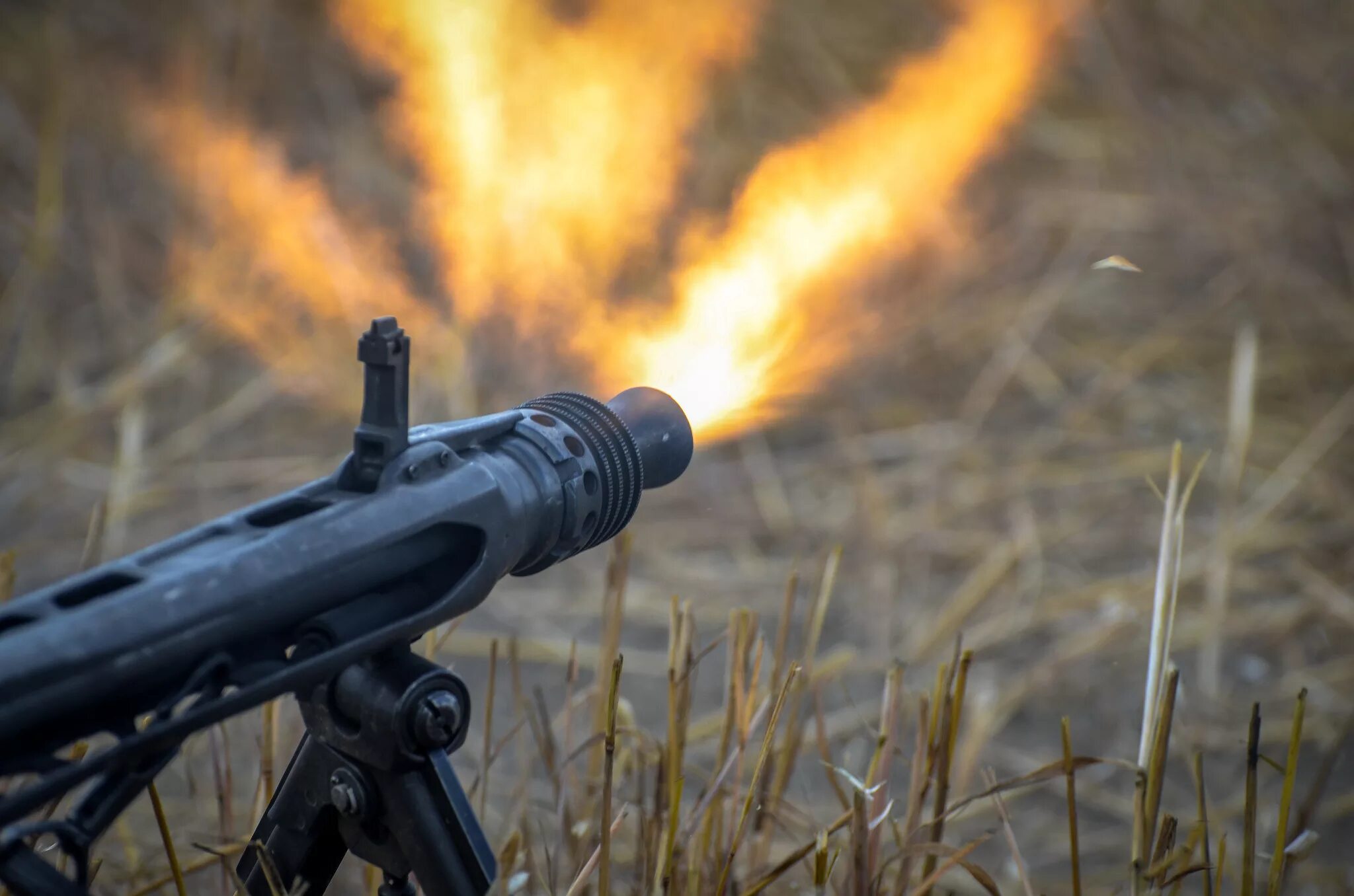 Стрельба различного оружия. Мг-42 пулемет стрельба. mg 42 обои. mg 42 пулемет. выстрел из оружия.