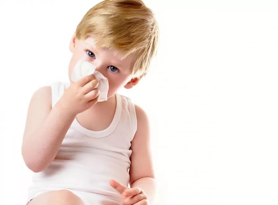 Заложенность носа у ребенка 3 года. Насморк у ребенка. Платочек для носа для детей. Сопопли у детей для родителей. Вытирает нос ребенку.