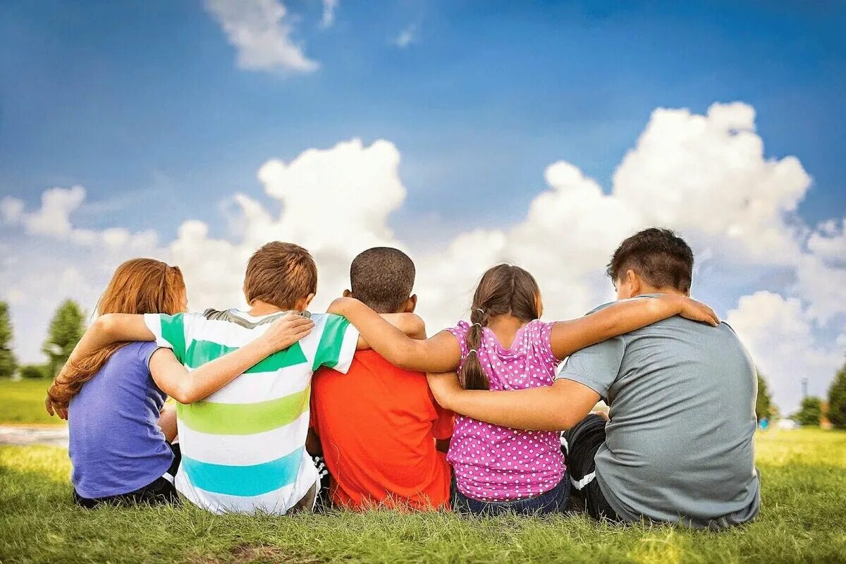 Дружба семьями. Руки друзей. Друзья со спины. Молодежь в обществе. Объединение людей.