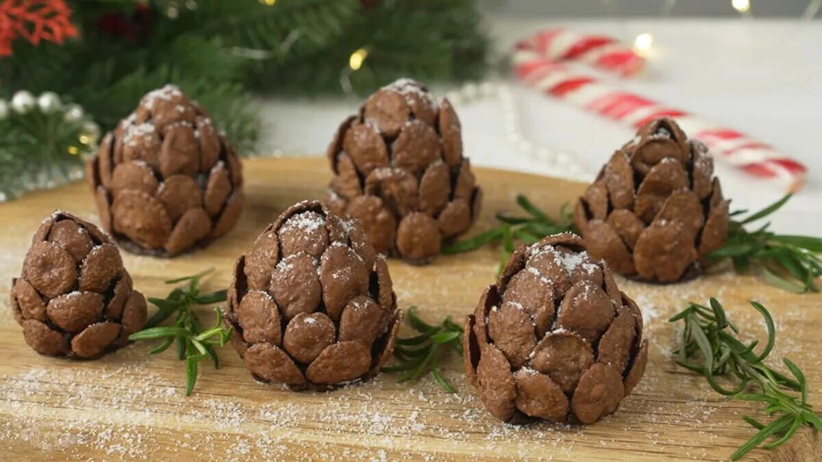 Новогодний десерт без выпечки "еловые шишки". Десерт еловые шишки. Новогодние десерты. Пирожное шишка из кукурузных хлопьев. Шишки без выпечки.