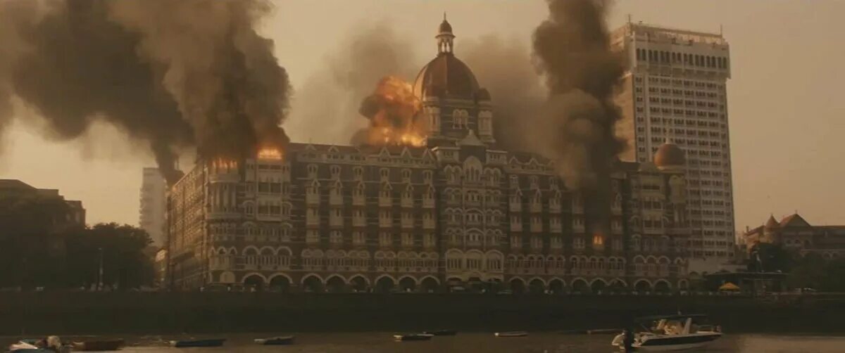 Отель в мумбаи реальные события. Отель Мумбаи теракт 2008. Отель Тадж Махал теракт. АРМИ Хаммер отель Мумбаи.