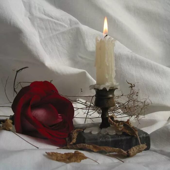 Траурная свеча. Цветы и свечи. Свеча скорби. Траурные свечи и цветы. И свечи сгорели и кончился