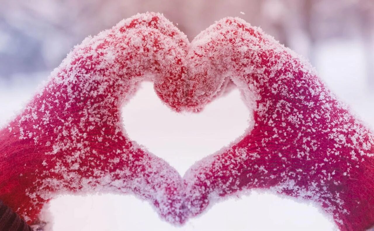 Сердечко из снега. Сердце на снегу. Сердечко на снегу. Зимнее сердечко. Я люблю снежку