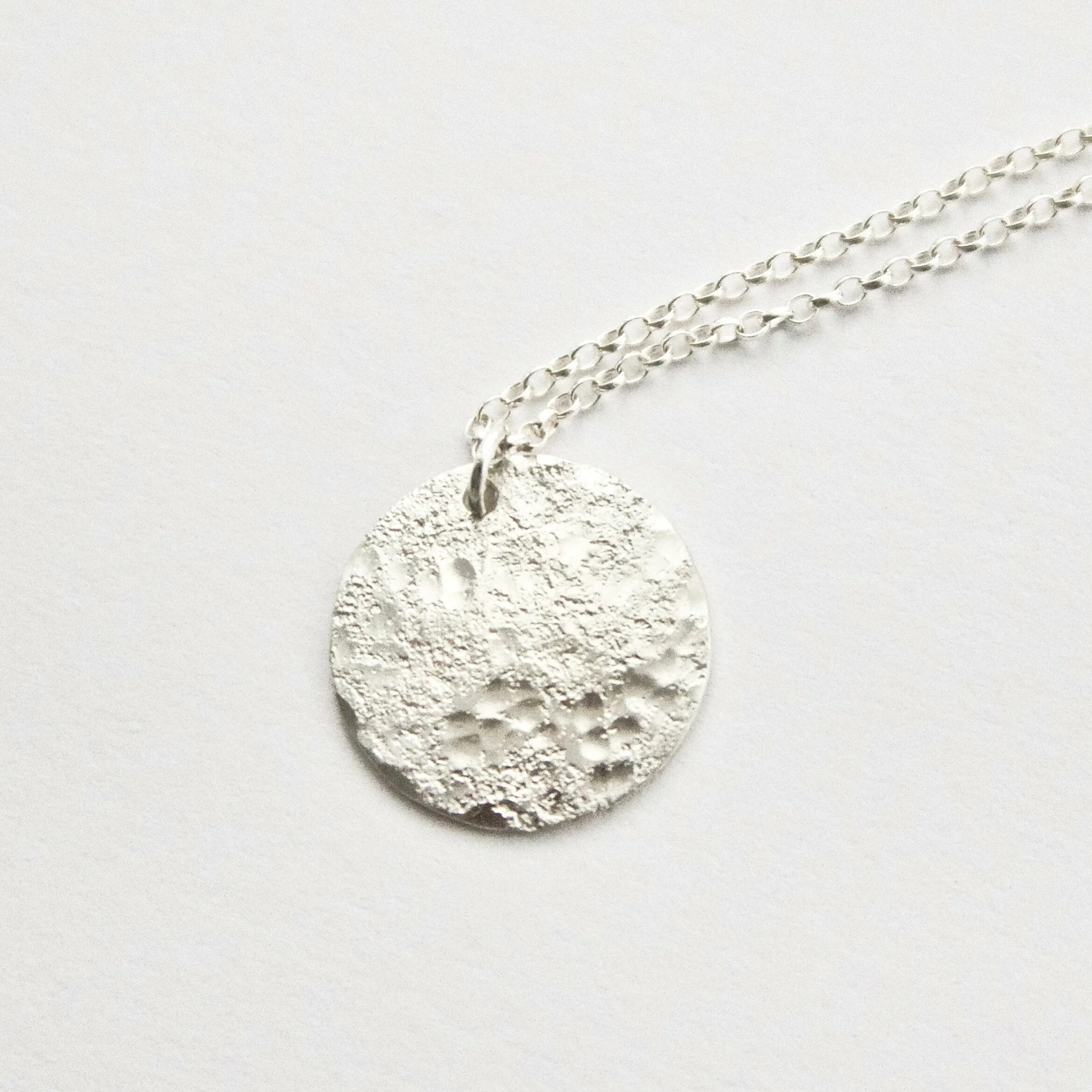 Луна из серебра. Подвеска в виде сердца Сильвер Мун. Moon Necklace. Песок Луна и серебро волны.