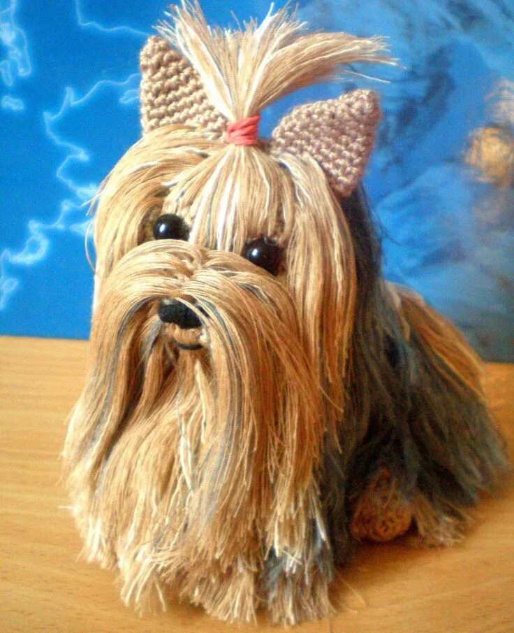 Собачки мастер класс. Собака из ниток. Поделка собака. Амигуруми йоркширский терьер. Игрушка собачка с одеждой из рекламы.