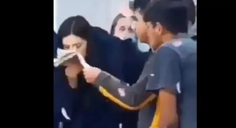 Женщина издевается над своей