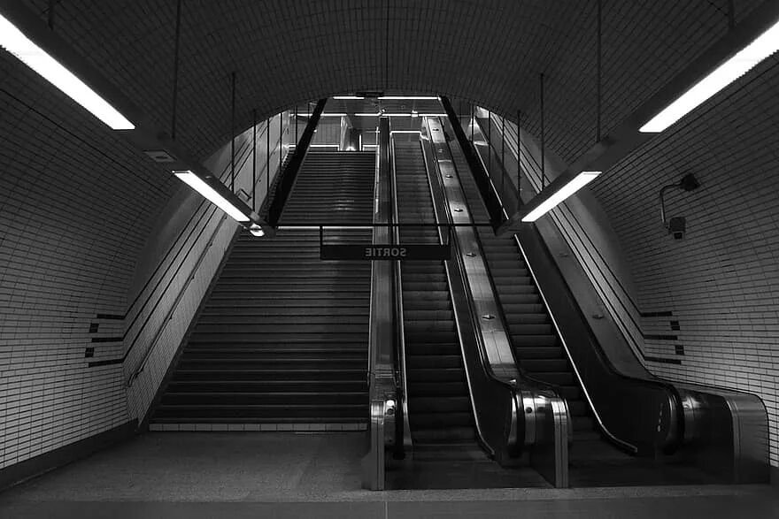 Как называется лестница в метро. Эскалатор. лестница в метро. ступень эскалатора. наружная открытая лестница в метро.