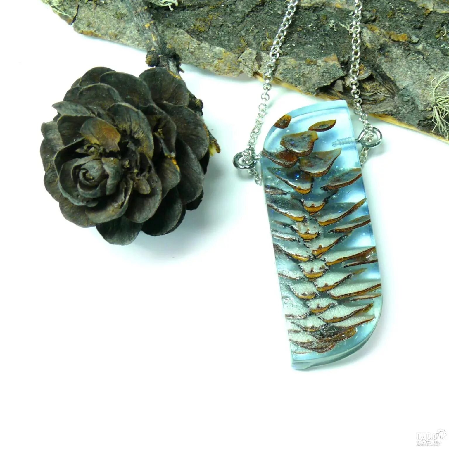 эпоксидная смола с шишками. необычные изделия из эпоксидки. шишки и эпоксидной смолы своими руками. часы из шишек и эпоксидной смолы. шишка в эпоксидной смоле.