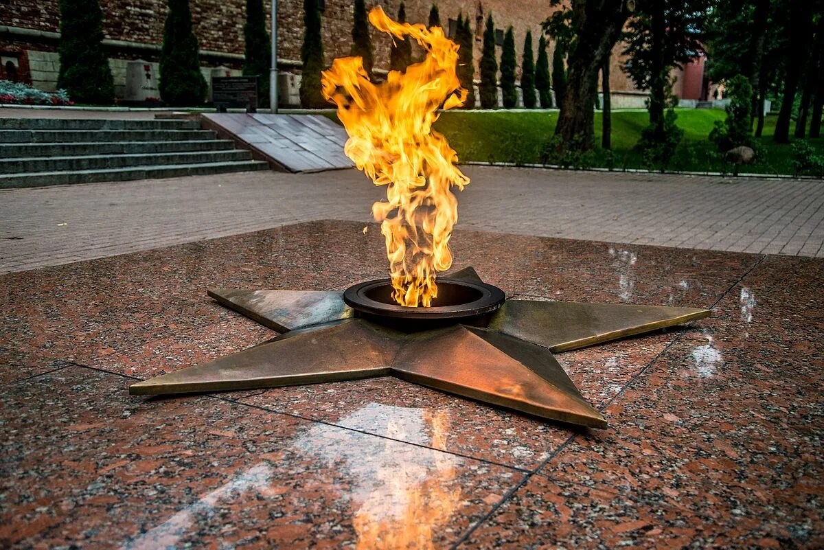 Маленький вечный огонь. Вечный огонь Смоленск. Монумент вечный огонь. Памятник воинам вечный огонь.