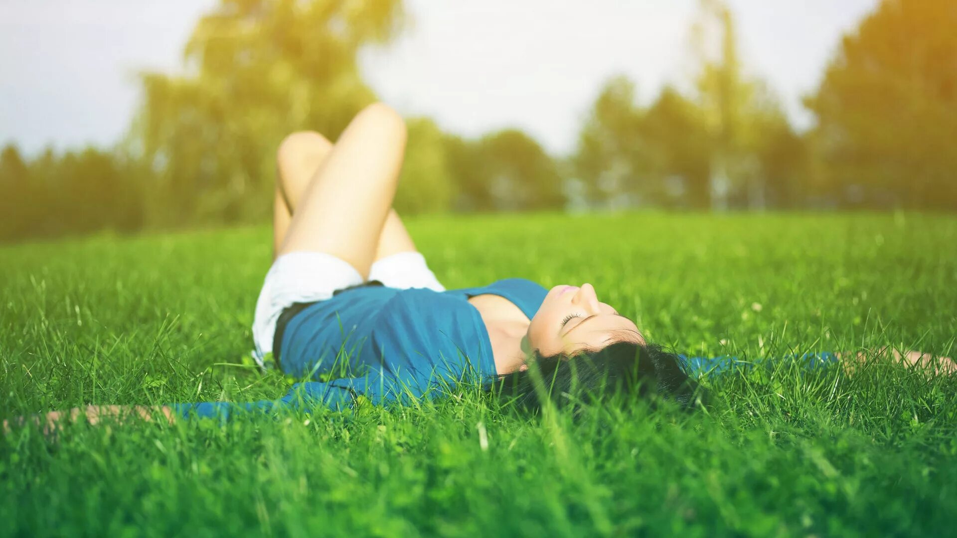 Relax back. Женщина сидит на траве. Девушка лежит. Девушка сидит на траве. Девушка лежит на спине на траве.