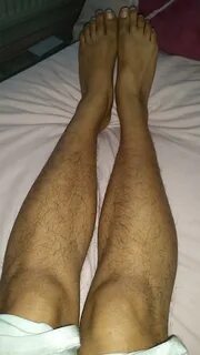 Заросшие ноги женщины