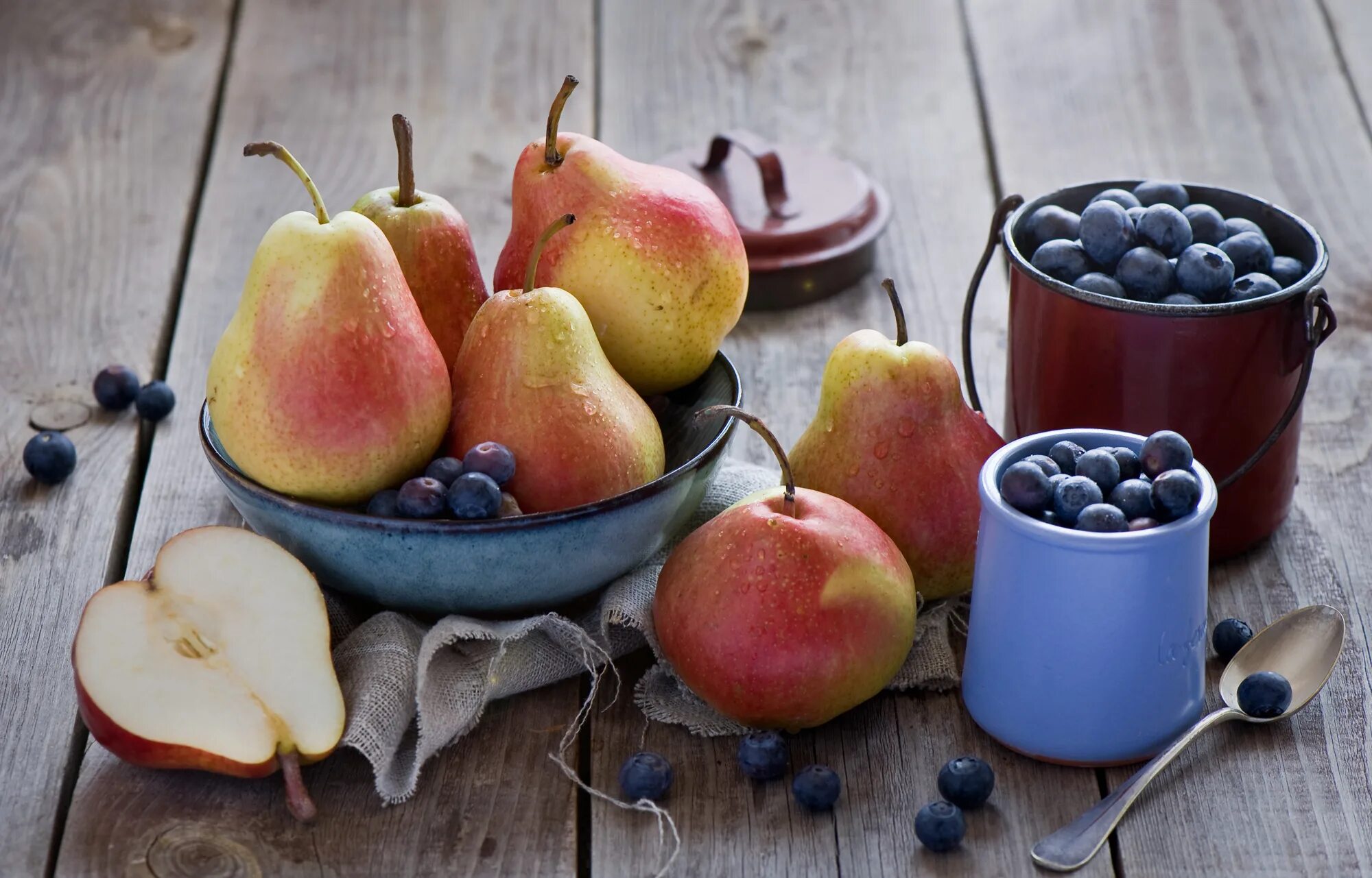 Apple dishes. Фрукты яблоки груши. Натюрморт с грушами. Фрукты на столе натюрморт. Фрукты на столе Эстетика.