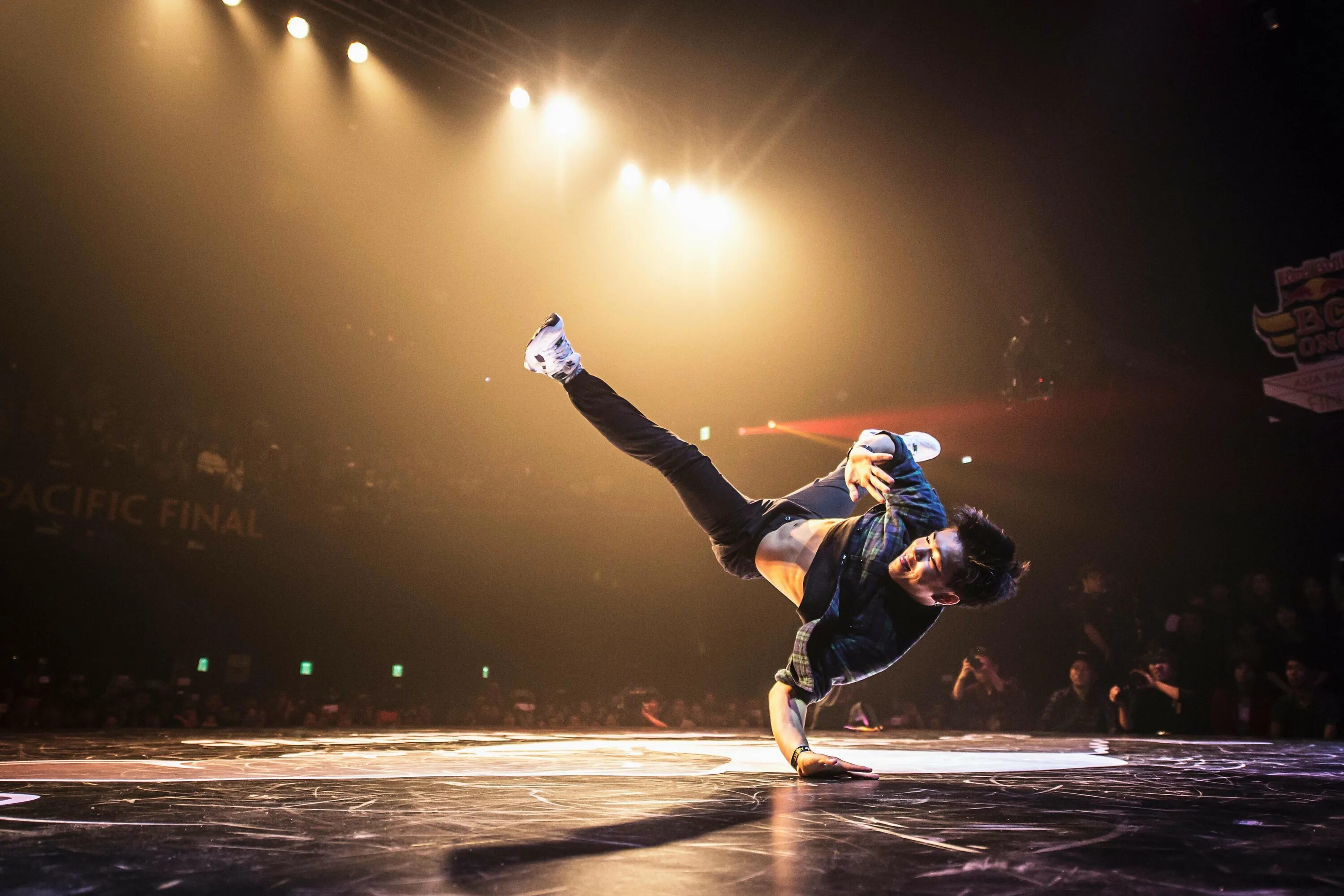 Bboy Issei. Би бой брейк данс. Брейк данс Powermove. Бибой Амир. Брейк видео лучшие