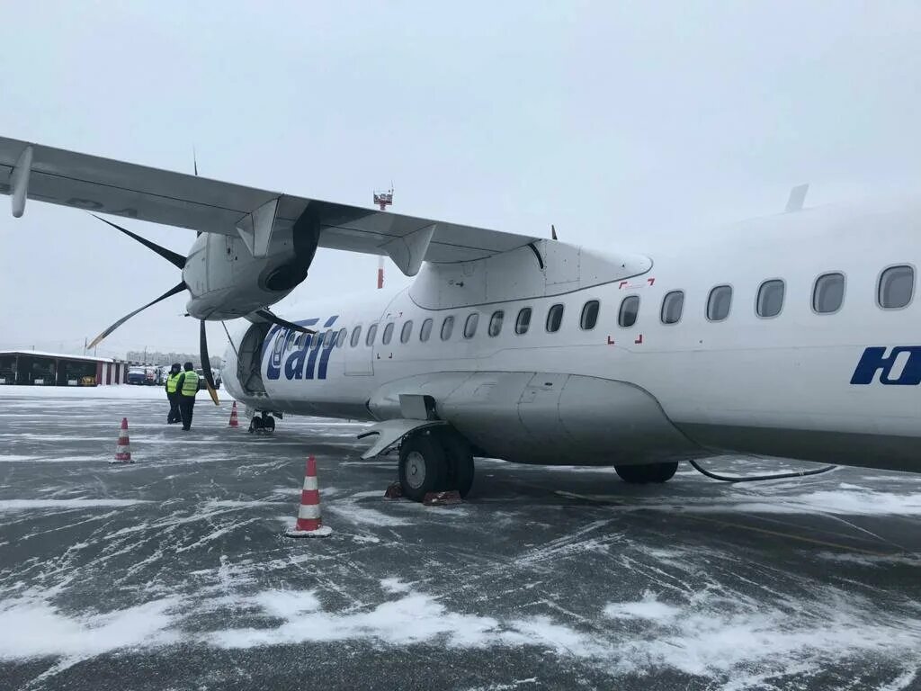 Самолет новокузнецк. Самолет ЮТЭЙР Сургут Омск. Омск Новокузнецк самолет. Самолет Новокузнецк Новосибирск.