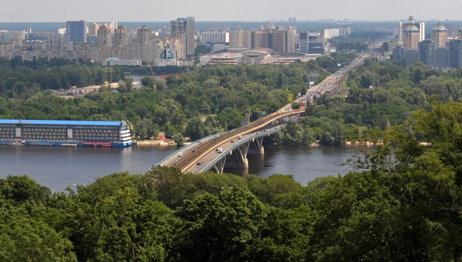 Мост метро Киев. Левый берег Днепра. Вид на метро мост в Киеве.