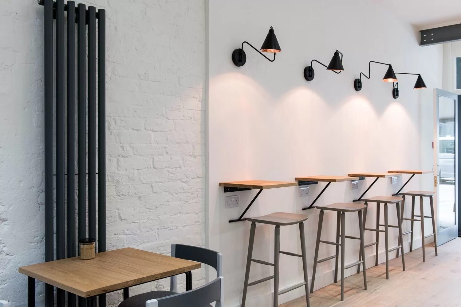 Декор стен в кафе. Стена в кофейне. Кафе столик у стены.