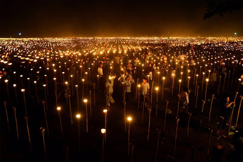 Миров очень много. Толпа с фонариками. Много свечей. Много огня. Тысячи свечей.