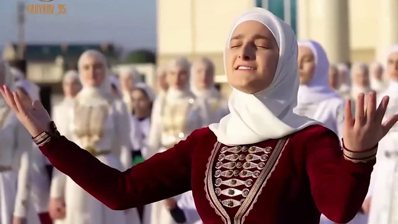 Чеченские песни кадырова. Ахмат хаджи кадыров с семьей. Песня кадырову. Жена рамзана кадырова. Чеченская гитара.