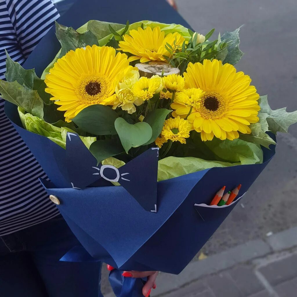 Букет первоклассника. Букет первоклассника. Букет первоклассника хризантемы. Букет на 1 сентября оригинальный. Букет на 1 сентября.