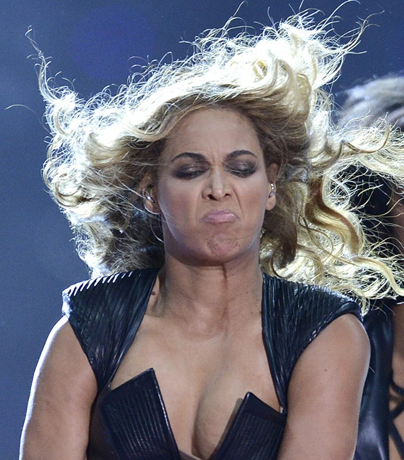 Бритни спирс на сцене. Бьенсе кадры. Бритни спирс 2009 выступление. Удалённая фотография бейонсе. Бейонсе на суперкубке-2013 фото.