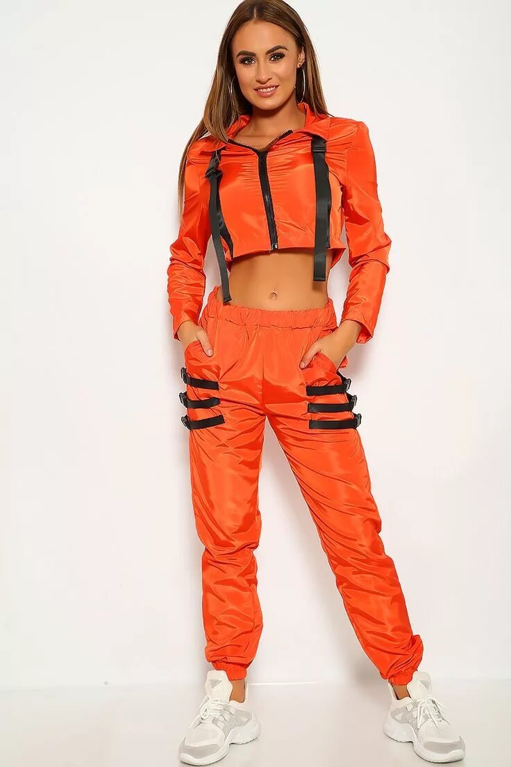 Оранжевый спортивный костюм. Оранжевый спортивный костюм женский. Девушка в оранжевом костюме. Оранжевый комбинезон женский.