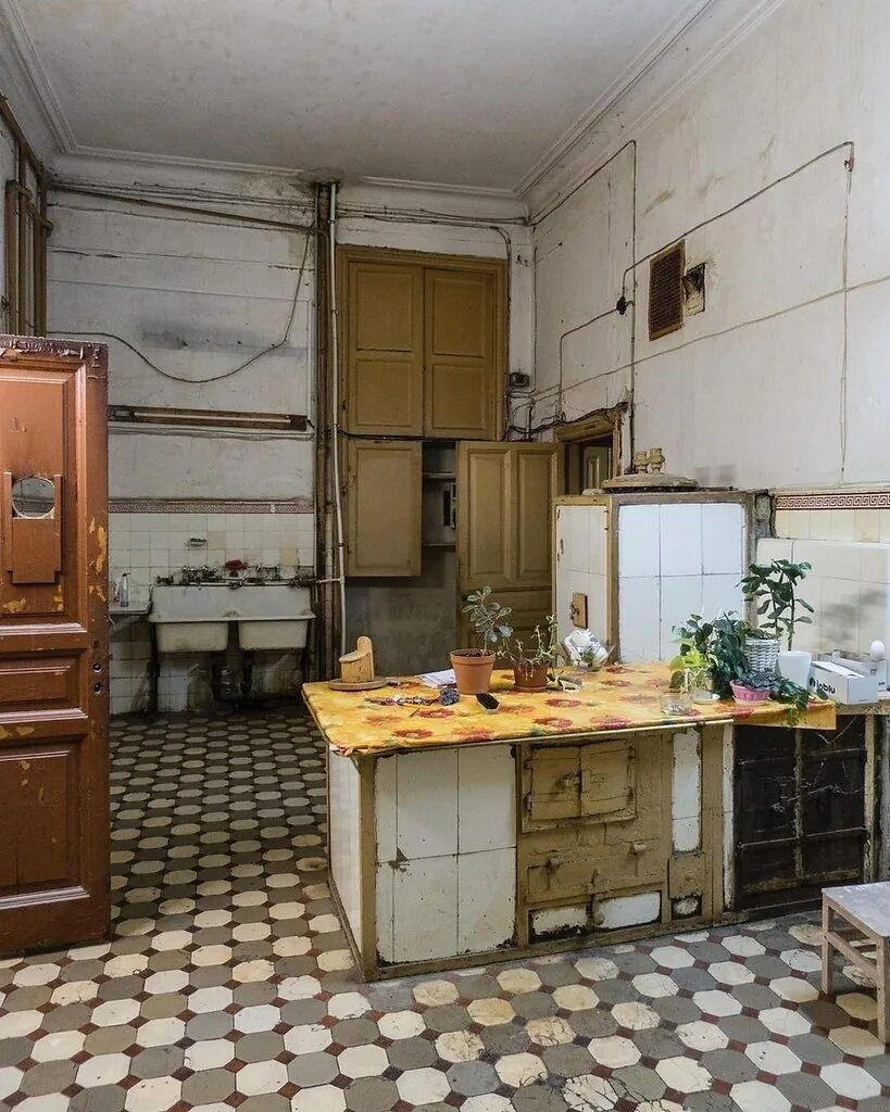Коммуналка. Кухня в коммуналке. Старая кухня. Кухня в старой квартире. Старая коммуналка.